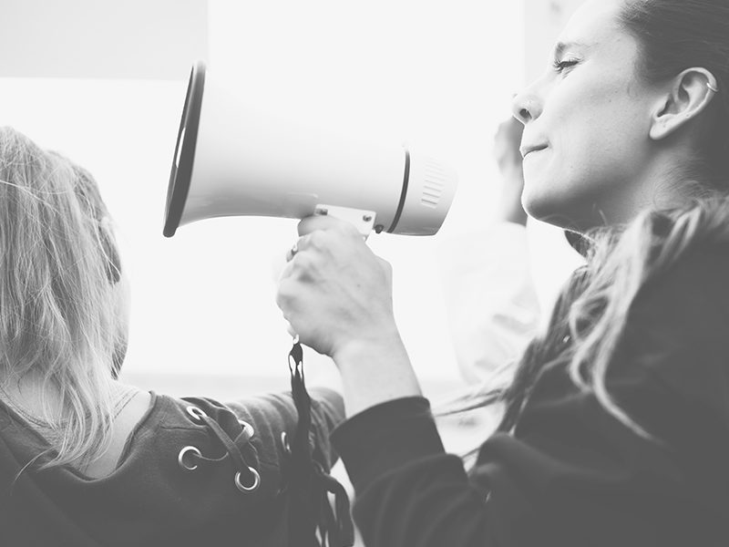 activista-femenina-gritando-en-un-megafono