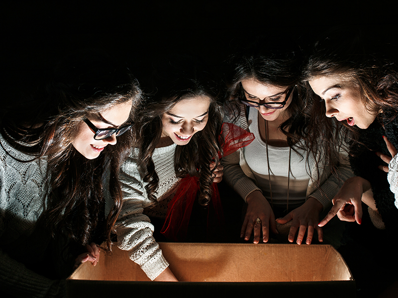 adolescentes-alucinadas-examinando-una-caja-abierta