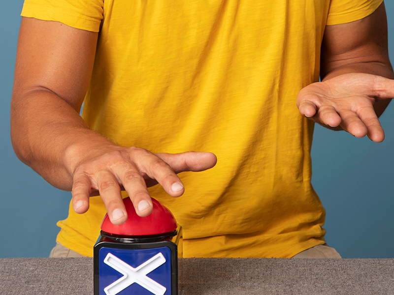 adulto-joven-presionando-el-boton-del-zumbador