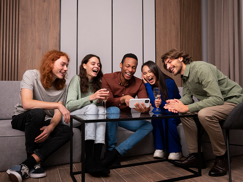 amigos-de-tiro-completo-leyendo-mensajes-de-telefono-celular