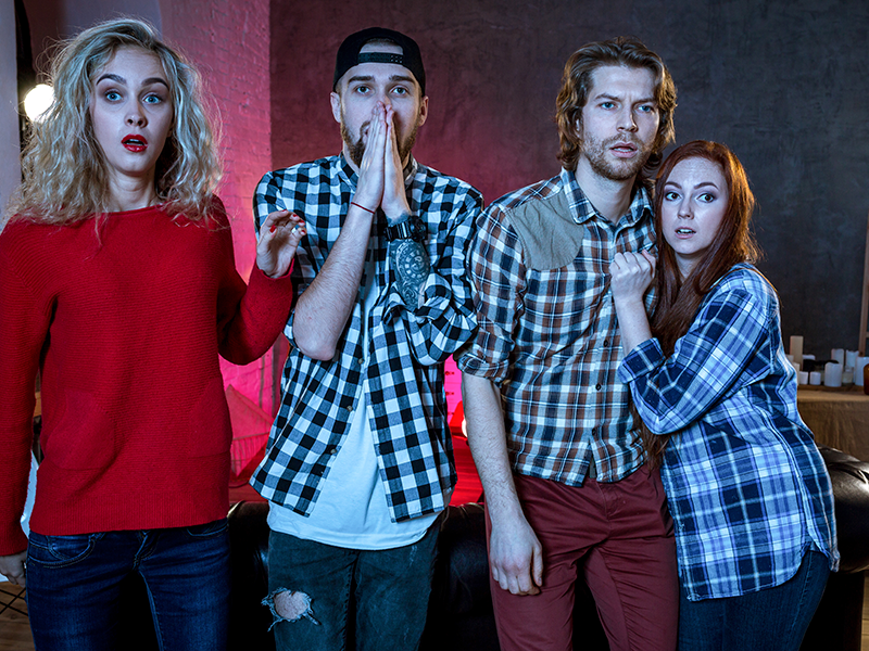 amigos-viendo-un-partido-de-futbol-sentados-en-el-sofa-de-casa-con-cerveza-y-papas-fritas-aficionados-emocionales-ven-el-partido-de-su-equipo-favorito