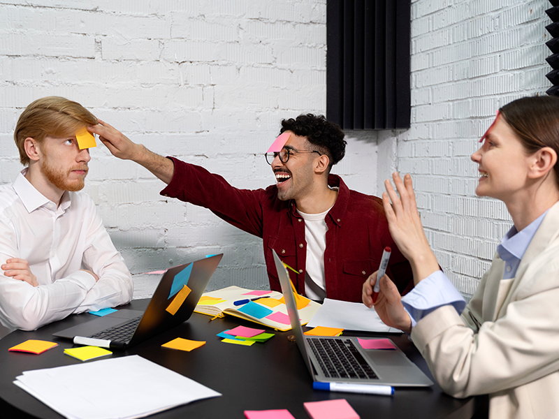 colegas-sonrientes-de-tiro-medio-pegados-la-publicacion