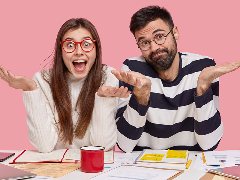 companeros-de-trabajo-sentados-en-el-escritorio-con-documentos-y-gadgets