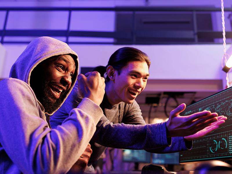 criminales-emocionados-pirateando-la-base-de-datos-del-servidor-en-linea-con-exito-y-celebrando-con-un-gesto-de-victoria-jovenes-felices-recibiendo-un-mensaje-de-sistema-p