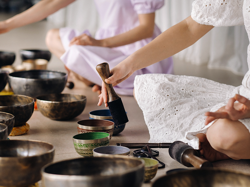 el-primer-plano-de-un-cuenco-tibetano-en-tus-manos-la-traduccion-de-mantras-transforma-tu-cuerpo-habla-y-mente-impuros-en-un-cuerpo-habla-y-mente-puros-y-exaltados-de-un-buda (1)