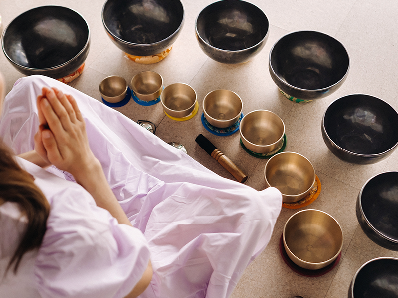 el-primer-plano-de-un-cuenco-tibetano-en-tus-manos-la-traduccion-de-mantras-transforma-tu-cuerpo-habla-y-mente-impuros-en-un-cuerpo-habla-y-mente-puros-y-exaltados-de-un-buda