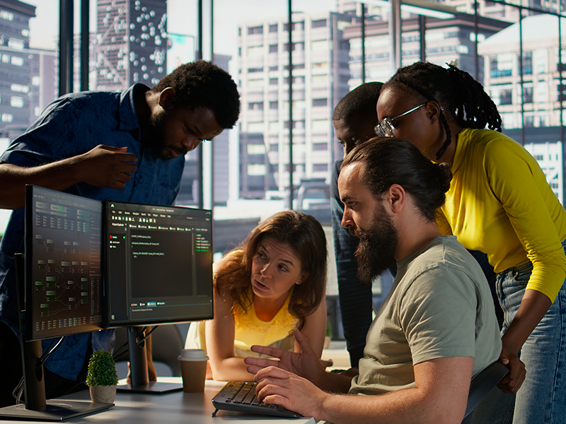 equipo-de-desarrolladores-haciendo-una-tormenta-de-ideas-para-optimizar-el-codigo