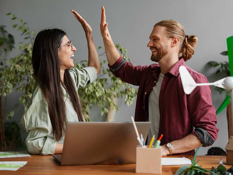 gente-de-tecnologia-que-intenta-alcanzar-ambiciosos-objetivos-de-sostenibilidad