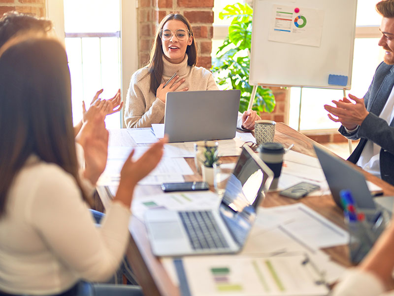 grupo-de-trabajadores-de-negocios-sonriendo-felices-y-confiados-trabajando-juntos-con-una-sonrisa-en-la-cara-aplaudiendo-uno-de-ellos-en-la-oficina