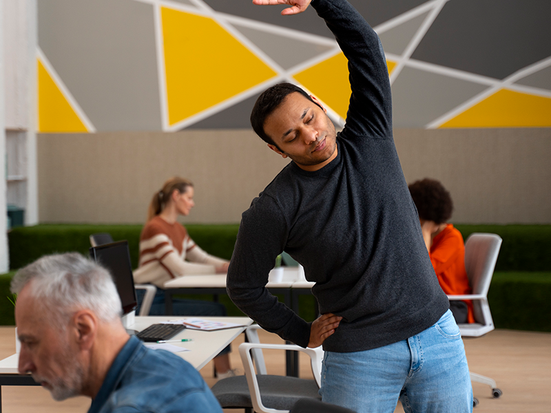 hombre-en-la-oficina-estirandose-durante-un-dia-de-trabajo