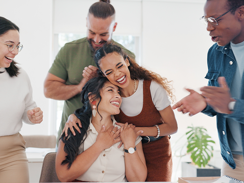 metas-aplausos-o-mujer-feliz-con-exito-en-la-celebracion-del-objetivo-o-trato-de-ventas-de-marketing-digital-chica-ganadora-guau-o-trabajador-emocionado-sonri