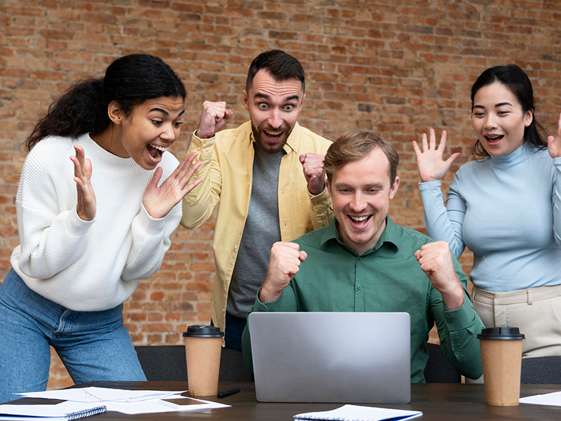 trabajadores-corporativos-intercambiando-ideas-juntos