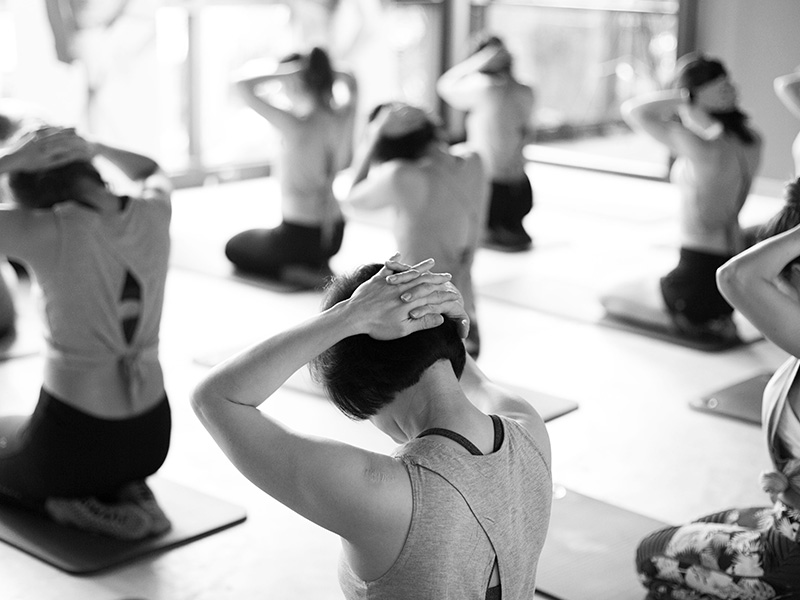 vista-de-angulo-alto-de-mujeres-haciendo-ejercicio-mientras-se-arrodillan-en-esteras-de-ejercicio-en-un-club-de-salud