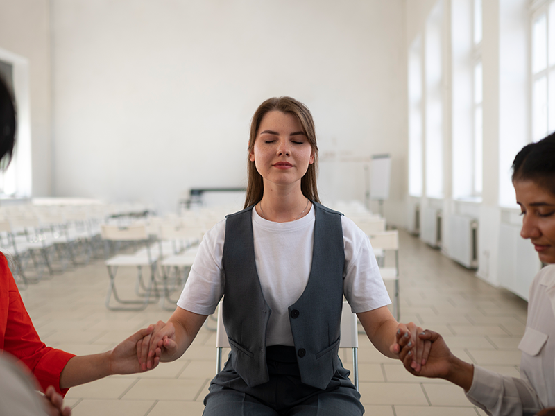vista-frontal-de-jovenes-en-la-iglesia-orando