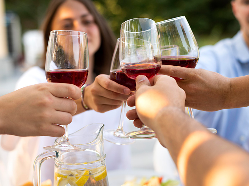 amigos-tintineo-de-copas-de-vino-de-cerca
