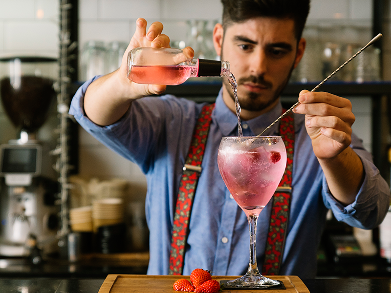 barman-experto-esta-haciendo-cocteles-en-la-discoteca