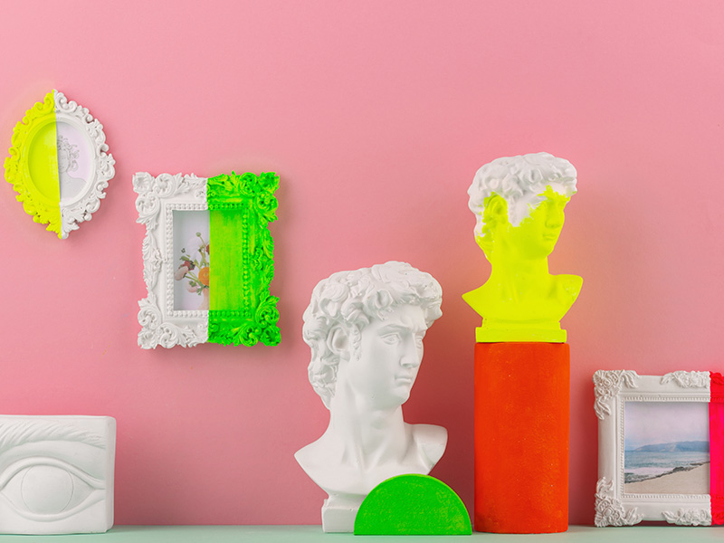 bodegon-de-pequenos-objetos-decorativos-con-colores-vivos (1)