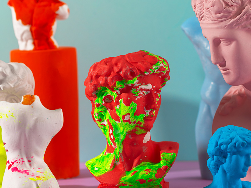 bodegon-de-pequenos-objetos-decorativos-con-colores-vivos