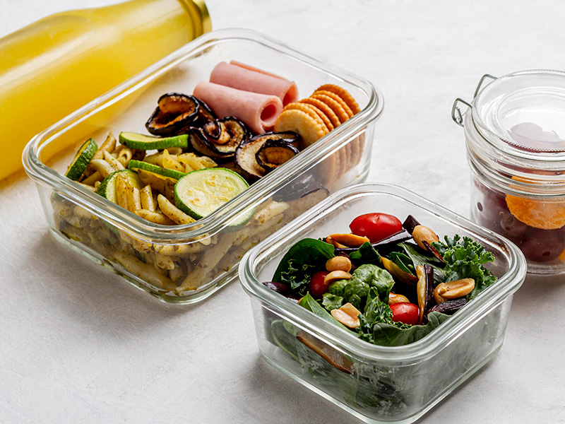 botella-de-jugo-de-angulo-alto-y-comida-envasada