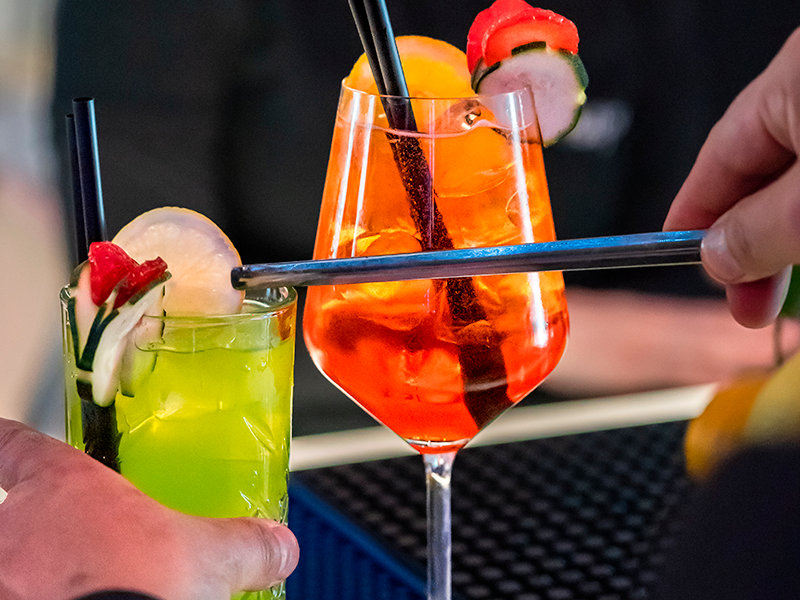 camarera-irreconocible-preparando-cocteles-listos-en-el-mostrador-de-la-barra-para-la-entrega