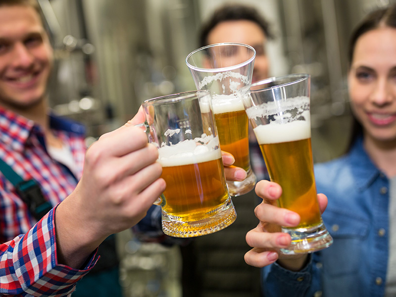 cerveceros-que-tuestan-cervezas-en-la-fabrica-de-cerveza