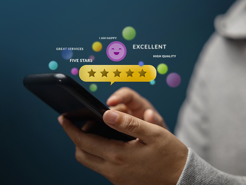 concepto-de-experiencias-del-cliente-cliente-feliz-que-usa-un-telefono-inteligente-para-revisar-la-calificacion-de-cinco-estrellas-para-las-encuestas-de-satisfaccion-en-line