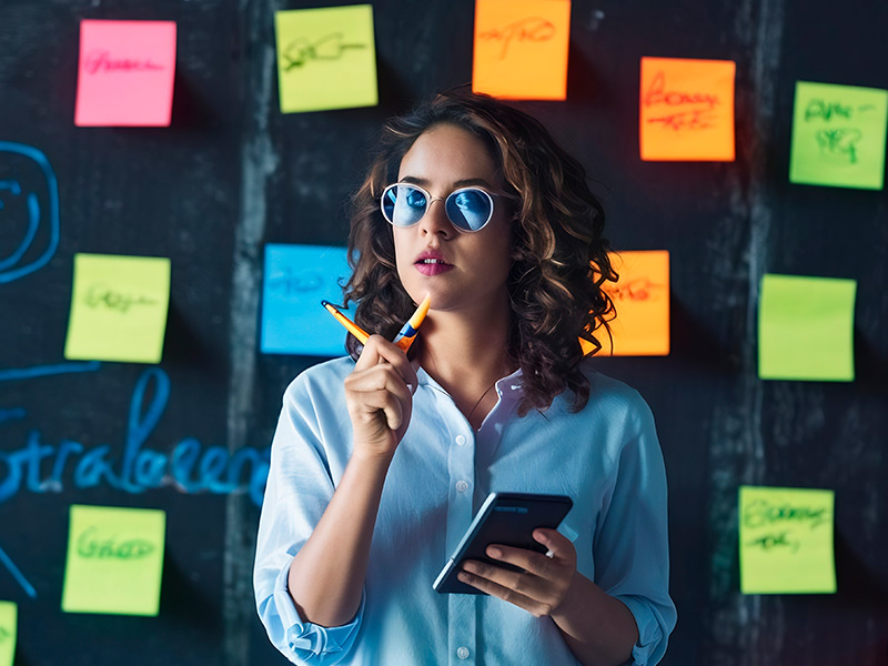 disenador-web-haciendo-una-lluvia-de-ideas-para-un-plan-estrategico