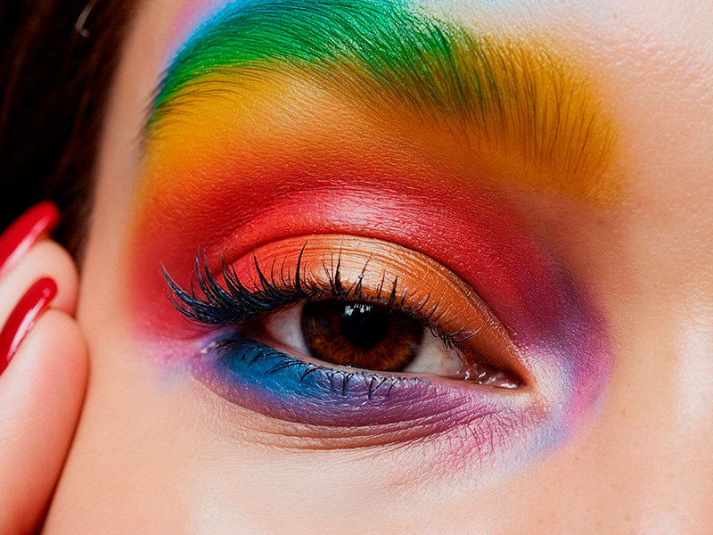 el-maquillaje-de-ojos-de-arco-iris-en-la-cara-de-una-mujer