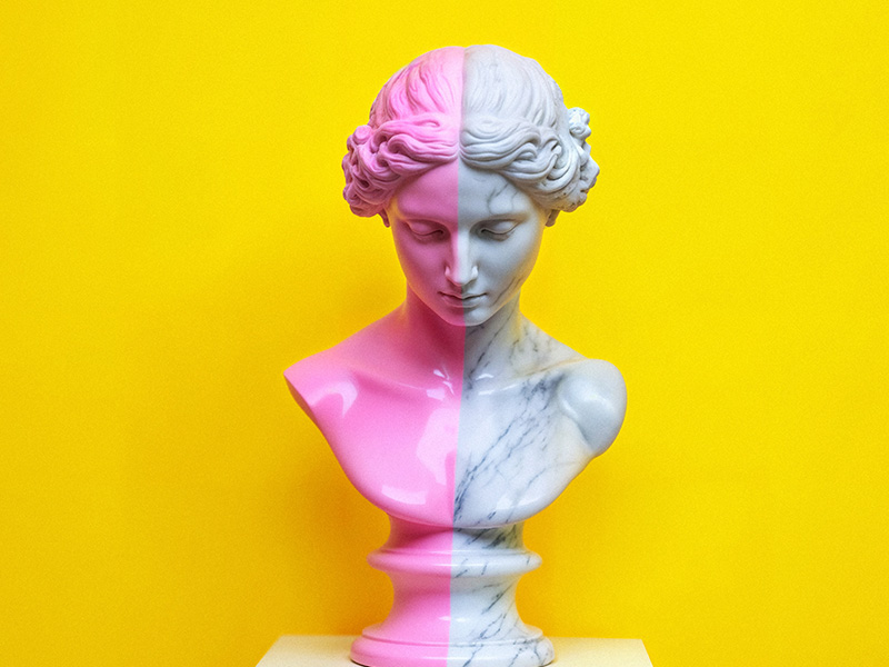 escultura-griega-de-busto-rosa-y-blanco