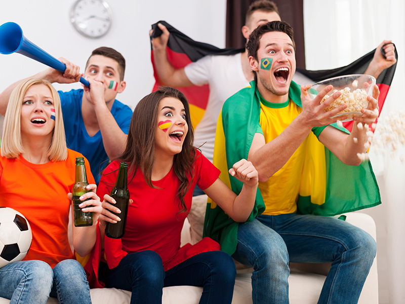 fanaticos-del-futbol-locos-durante-el-partido-de-futbol