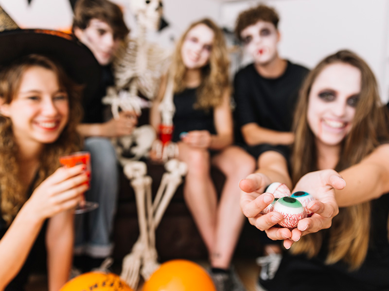 fiesta-de-halloween-con-ojos-esqueletos-y-falsos