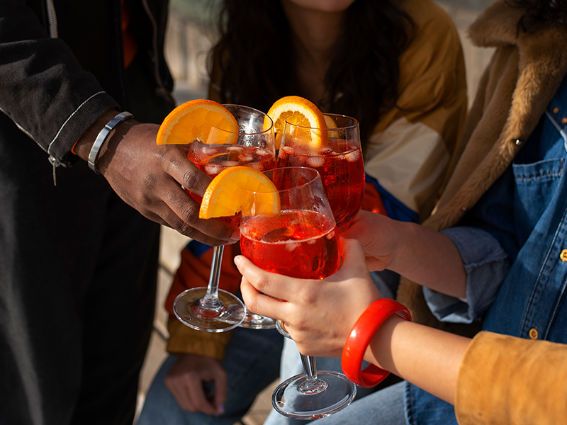 gente-bebiendo-cocteles (1)