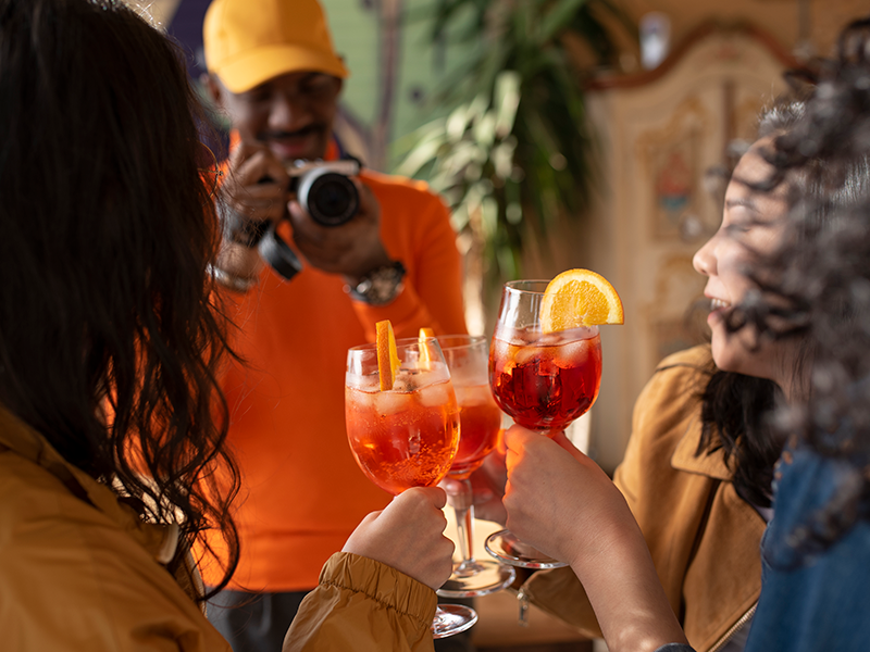 gente-bebiendo-cocteles