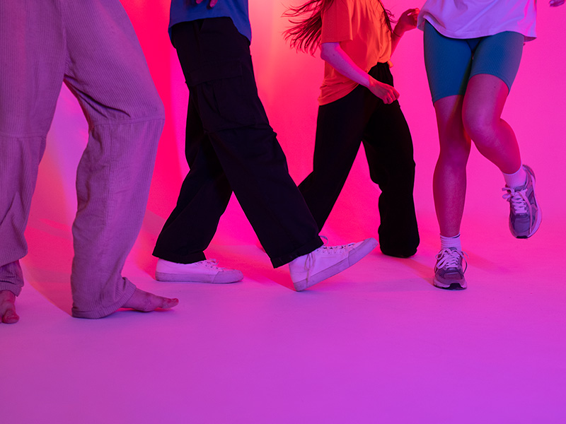 gente-de-angulo-bajo-bailando-en-el-estudio