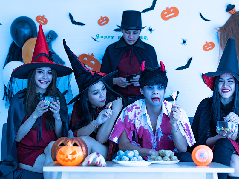 grupo-de-personas-con-ropa-tradicional