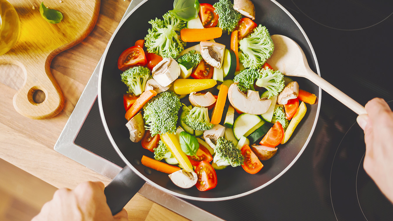 hombre-cocinando-verduras-frescas-en-la-sarten