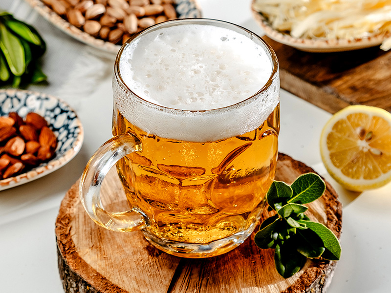 jarra-de-cerveza-sobre-la-mesa