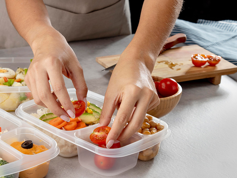 joven-practicando-la-coccion-por-lotes-con-alimentos-saludables