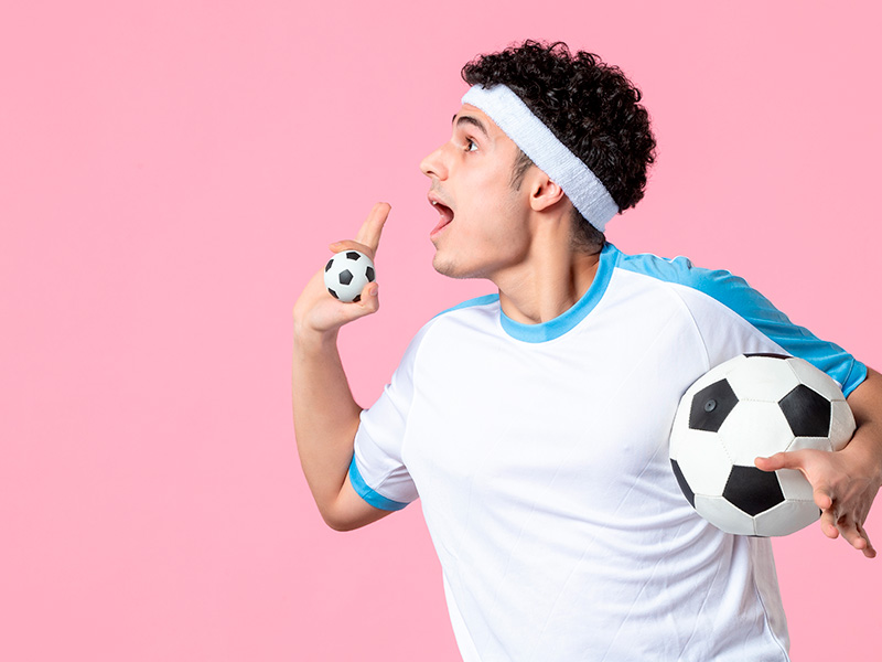 jugador-de-futbol-de-vista-frontal-en-ropa-deportiva-con-pelota