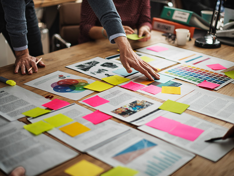 la-gente-de-negocios-esta-haciendo-una-lluvia-de-ideas