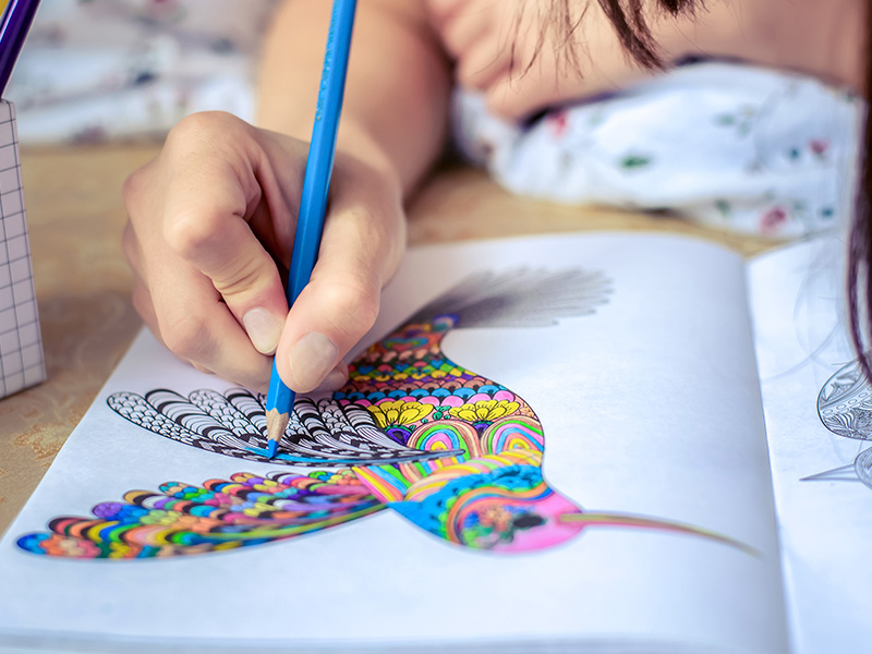 la-mano-pinta-la-imagen-con-lapiz-de-color