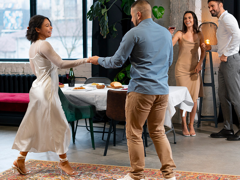 los-aficionados-latinos-bailan-salsa (2)