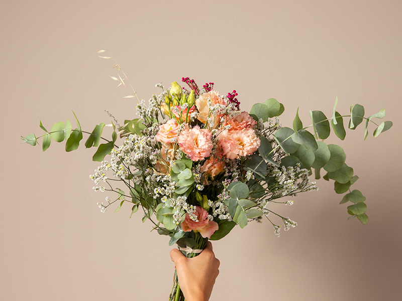 mano-que-sostiene-el-ramo-de-flores-hermosas