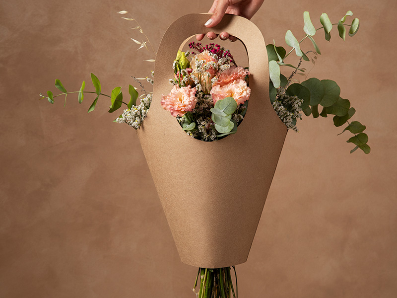 mano-que-sostiene-la-cesta-de-flores-hermosas