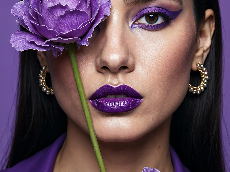 modelo-posando-con-una-flor-en-el-estudio
