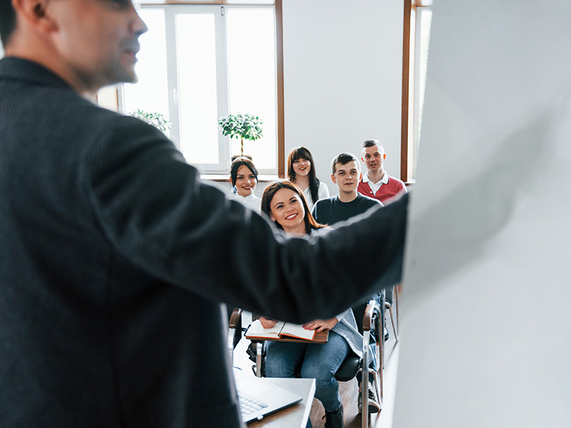 mostrando-datos-grupo-de-personas-en-conferencia-de-negocios-en-el-aula-moderna-durante-el-dia