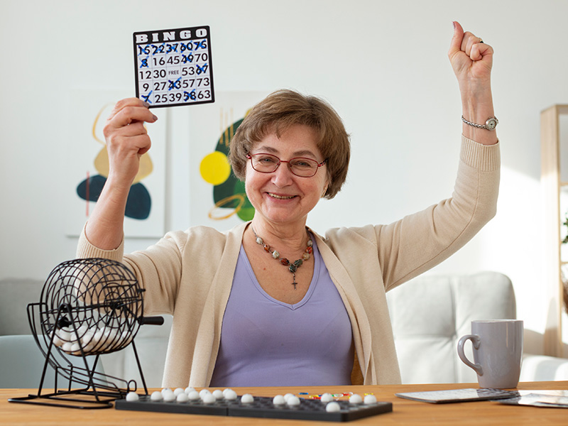 mujer-mayor-juego-bingo-tiro-medio