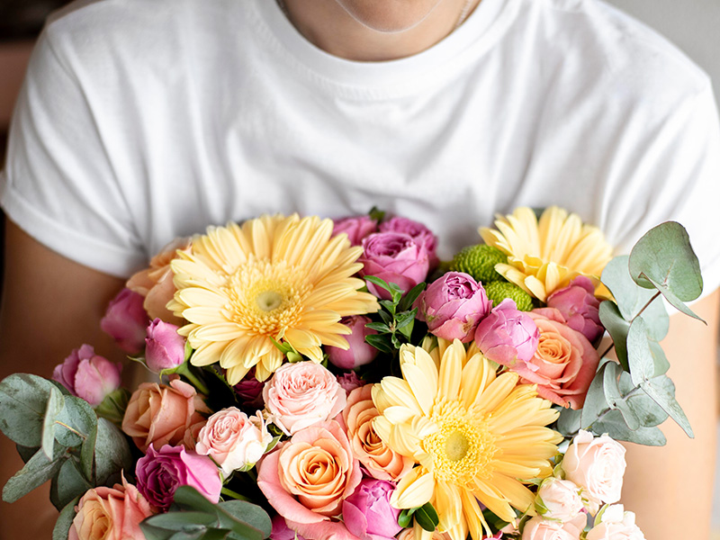 mujer-sosteniendo-ramo-de-flores-de-cerca