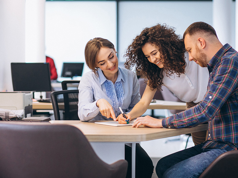 pareja-joven-pasando-un-automovil-en-una-sala-de-exposicion-de-automoviles