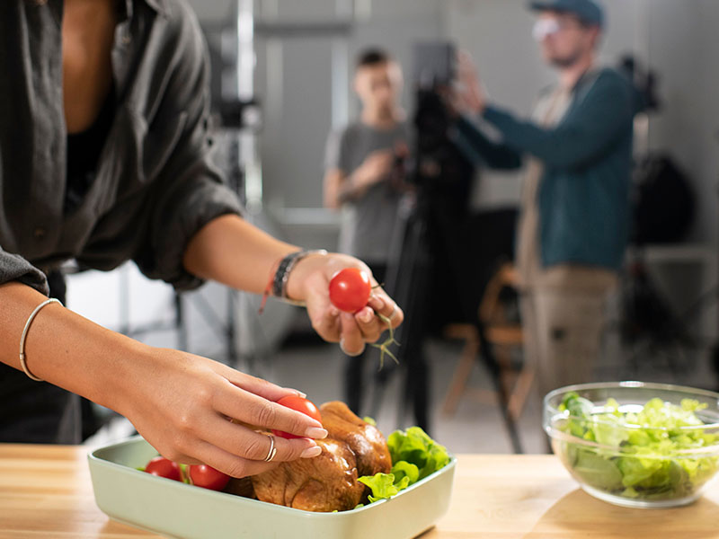 personas-dirigiendo-una-nueva-pelicula-juntas